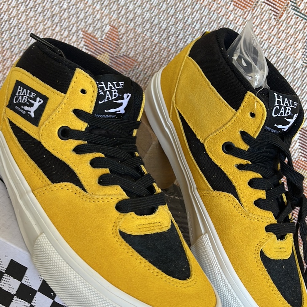 Vans • WMNS Skate Half Cab
Bruce Lee Black/Yellow
VN0A5FCDY23
Sneakers - Picture 9 of 16